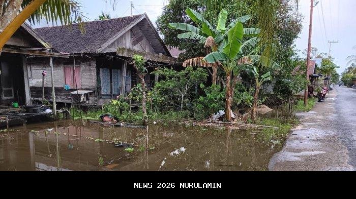 Banjir rendam jalan dan pelataran rumah di Margasari Hulu Tapin, warga belum mengungsi