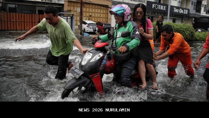 Banjir Pukul Kayutangi, Polisi Bantu Pengendara Motor Mogok