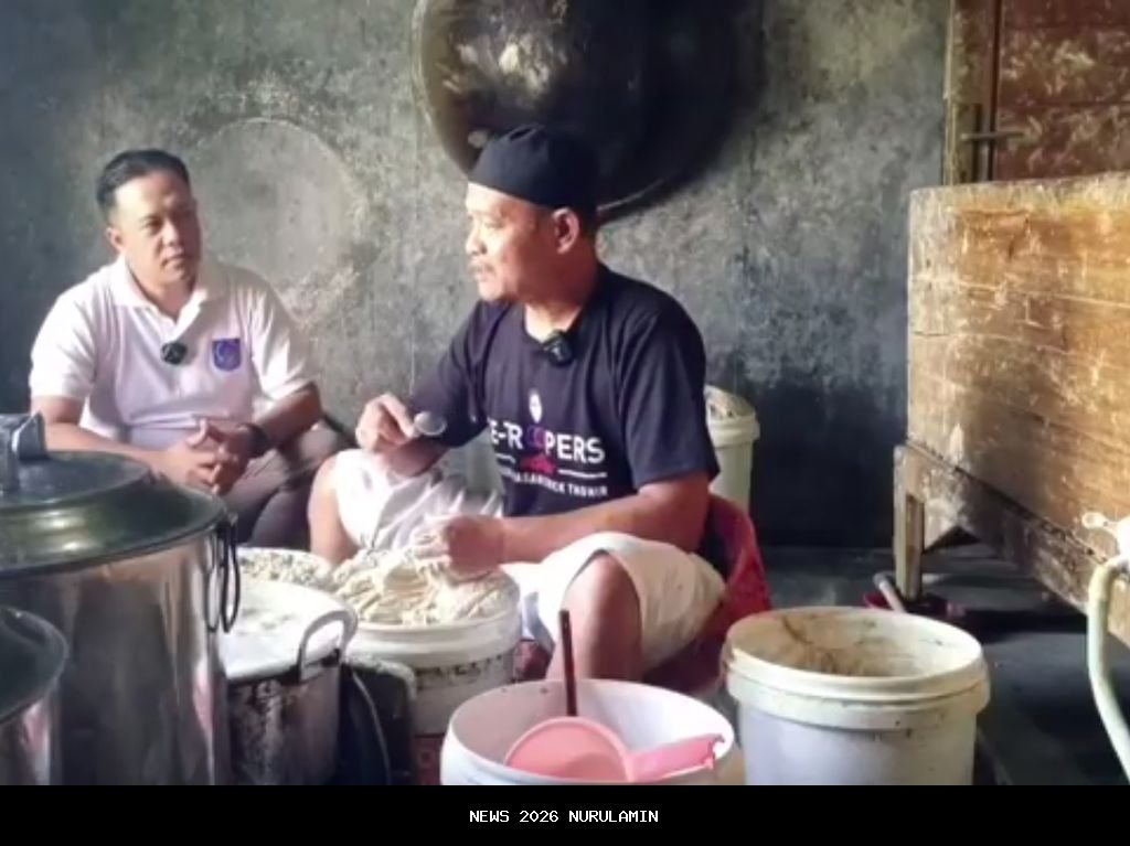 Ade, Penjual Cilok yang Raup Cuan di Malam Tahun Baru