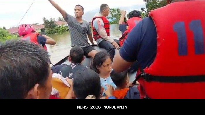 Detik-Detik BPBD Padang Evakuasi 8 Warga Terjebak Banjir di Dadok Tunggul Hitam