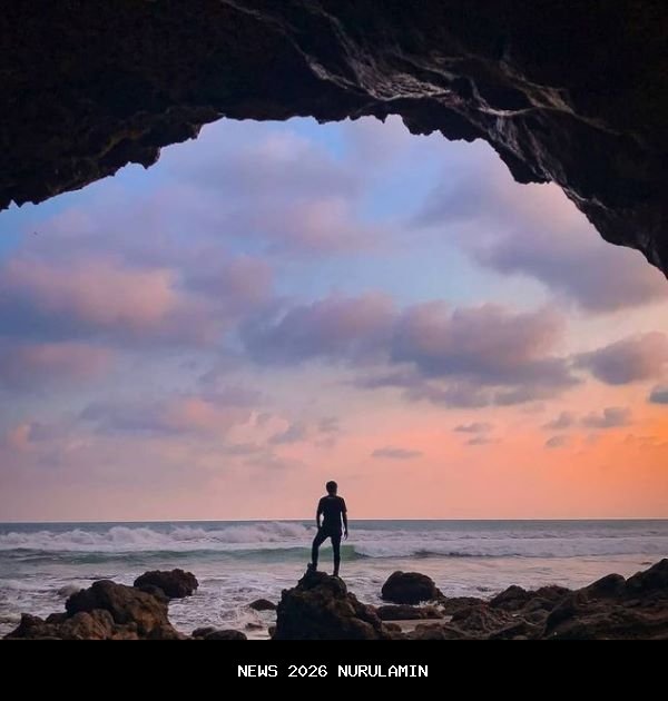 Di Pantai Pecaron, Kebumen, Nikmati Matahari Terbit dan Terbenam