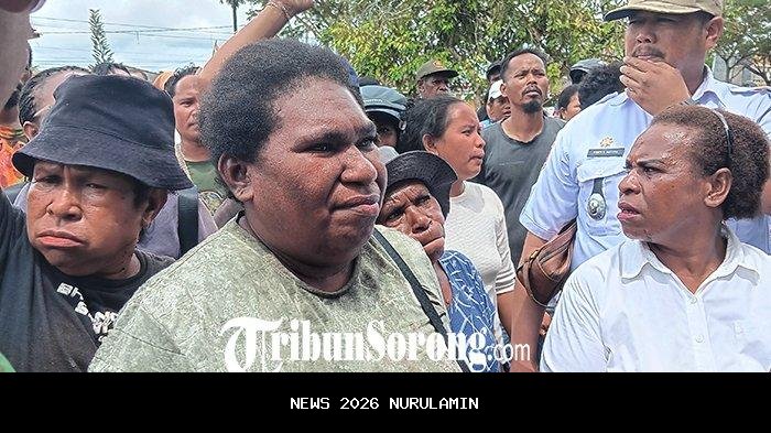 Ibu-ibu pedagang Pasar Sore Aimas Sorong menolak relokasi, rugi selama tiga bulan uji coba