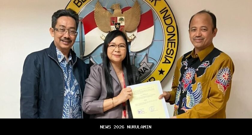 Melintasi Gelap dan Lumpur, FISIP Unimal Bawa 500 Nasi untuk Anak Pengungsi Pedalaman