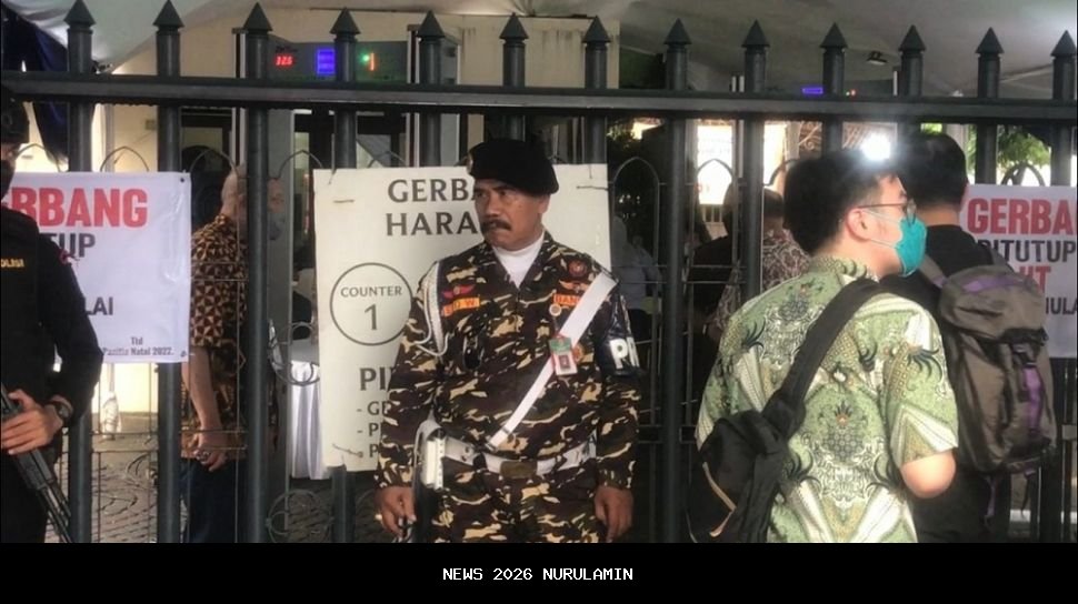 Anggota Kodim 1612 Manggarai Jaga Keamanan Misa Natal 2025 di Ruteng