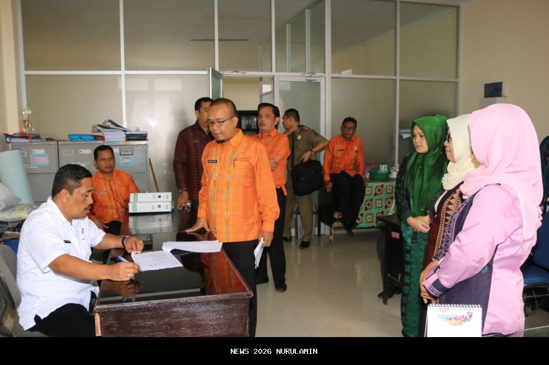Pemeriksaan kehadiran ASN di hari pertama kerja oleh BKPSDM Indramayu