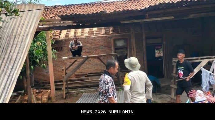 Bhabin Polsek Blambangan Umpu Bantu Warga Rumah Ambrol dengan Sembako