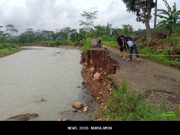 Ruas Jalan Bangbayang-Cilinduk Brebes amblas, ratusan warga terancam terisolasi