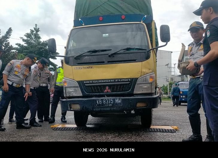 Tim gabungan Bandara Singkawang bantu pulang pasien stroke