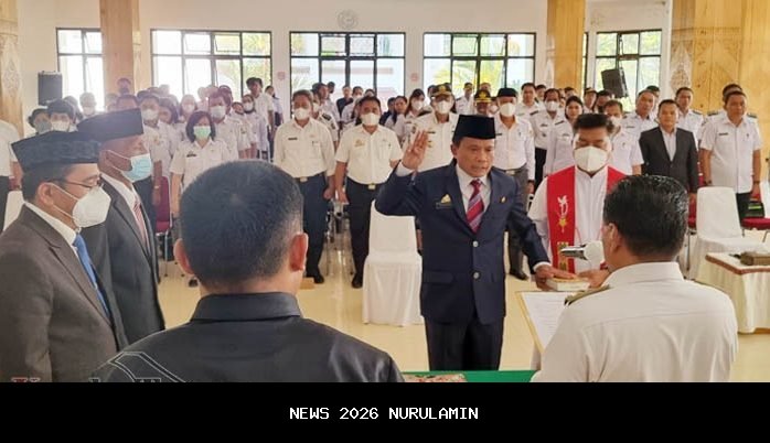 Sambut Natal, Pemkab Toraja Utara Pasang 30 Pohon Natal di Alun-alun Rantepao