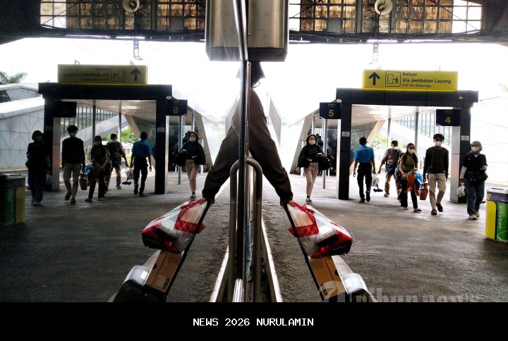 Jelang puncak arus balik Nataru, stasiun kereta api dan terminal bus mulai padat