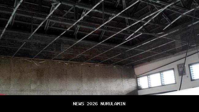Plafon bangunan SDN 05 Pademangan Timur ambruk akibat hujan