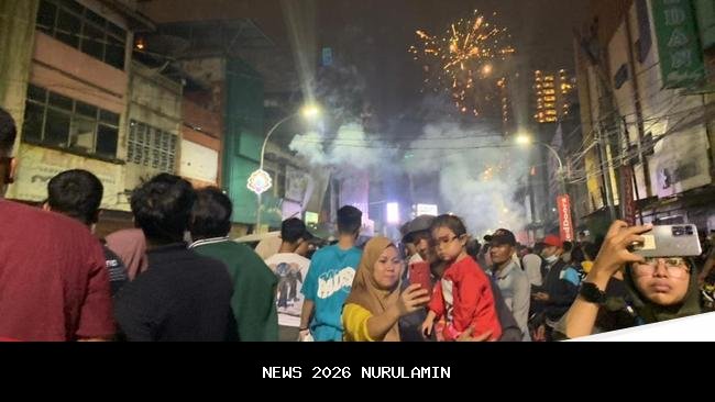 Warga SUMUT Berebut Kembang Api, Meski Pemerintah Tidak Gelar Perayaan