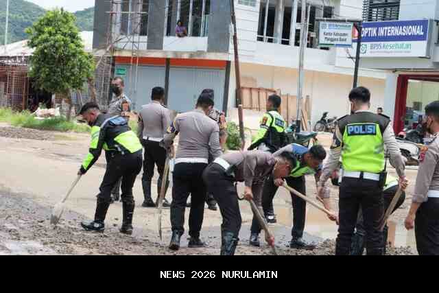 Polres Manggarai Barat Perbaiki Jalan Berlubang di Labuan Bajo