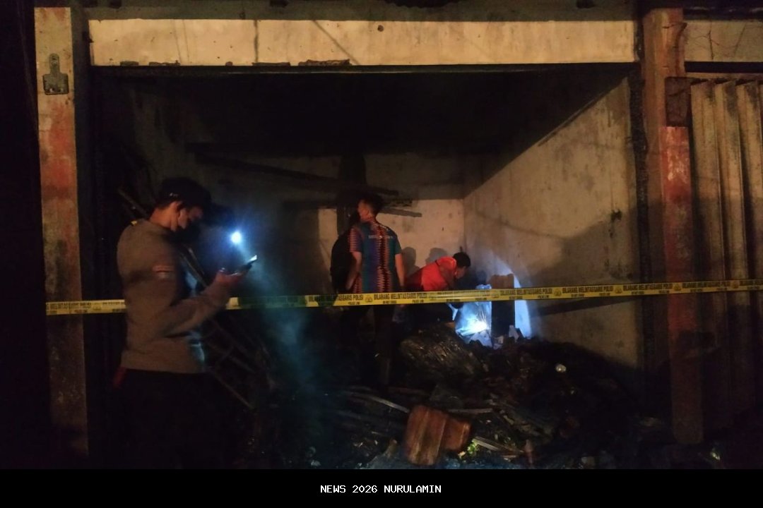 Kia Carnival diesel ludes terbakar di Pasar Bendilwungu Tulungagung