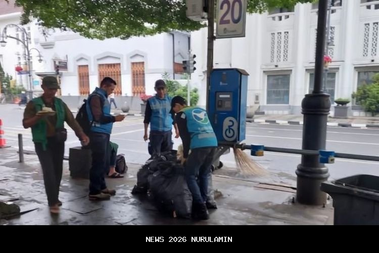 Sebelum Fajar, Pejuang Kebersihan Kembalikan Wajah Bersih Bandung Usai Tahun Baru