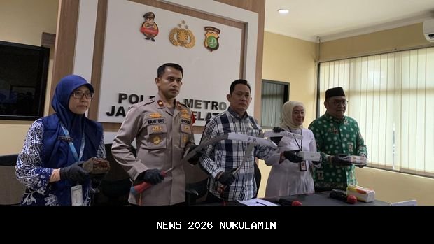 Dua Pria Diduga Mata Elang Dikeroyok, Massa Bakar Warung di Pancoran